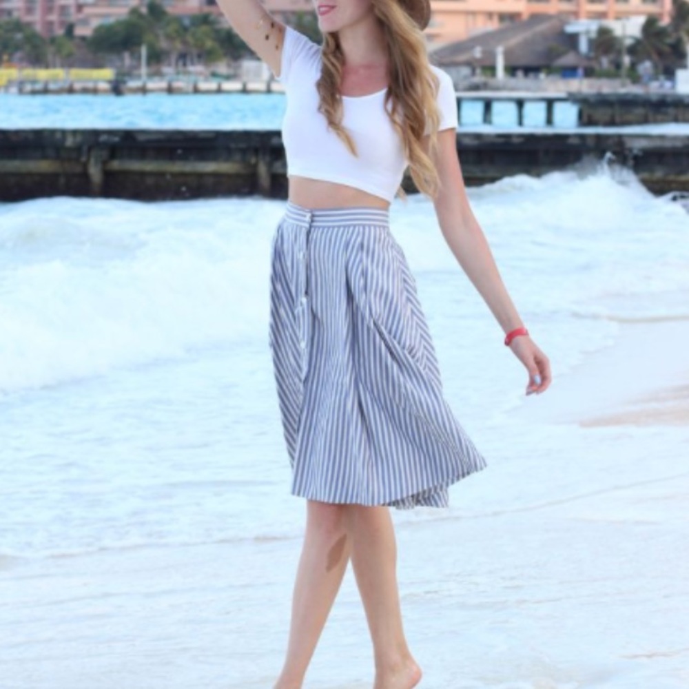 Zara pinstripe circle skirt with white snap buttons and pockets! Size XS